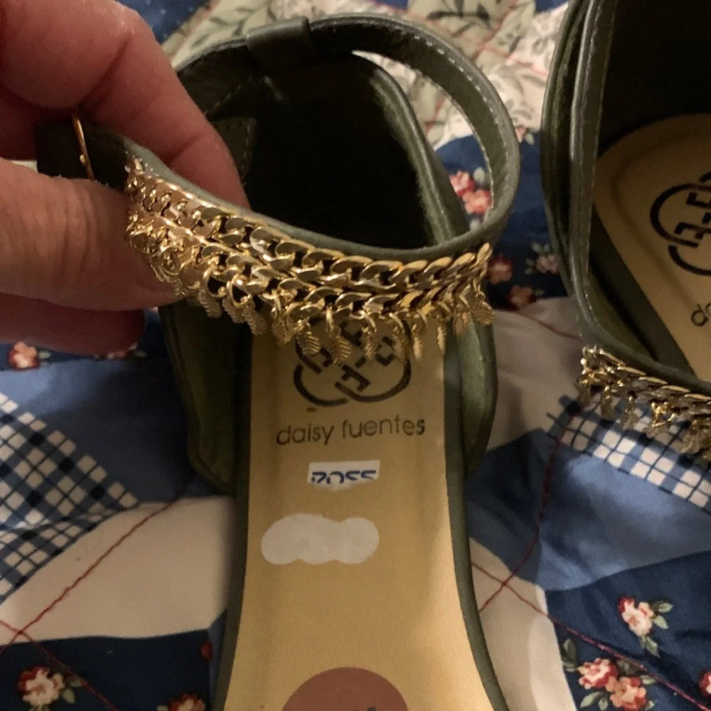 Daisy Fuentes Women's Green Ankle Strap Flats - Picture 4 of 5